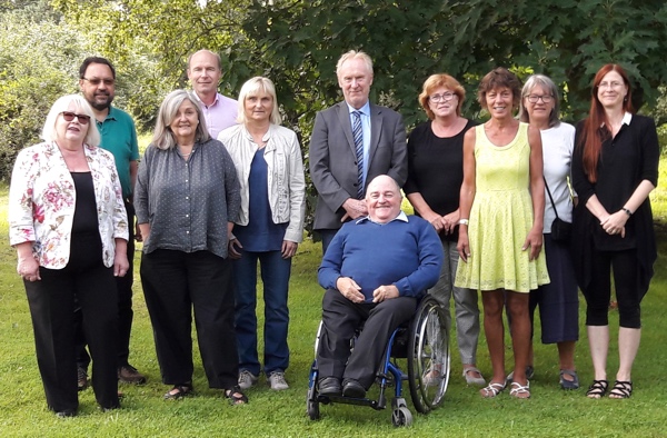 Eine Gruppe von Personen, eine davon im Rollstuhl.